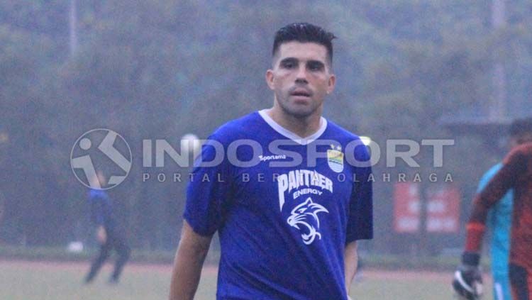Pemain Persib Bandung, Fabiano Beltrame masih belum rampung proses naturalisasinya. Copyright: © Arif Rahman/INDOSPORT