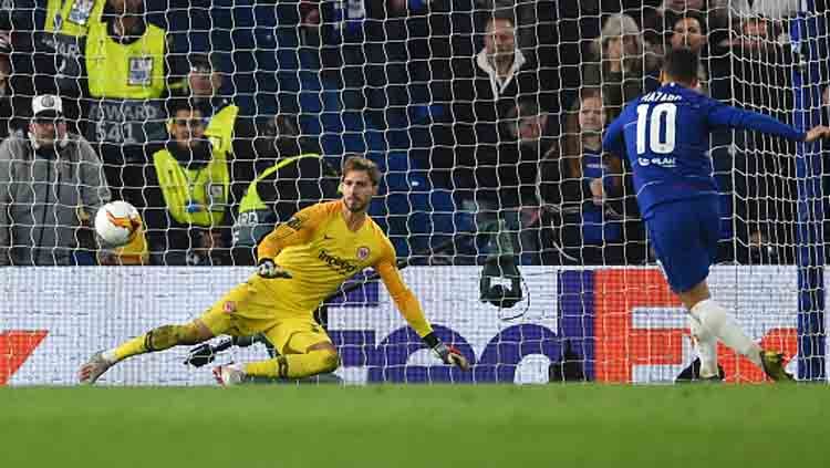 Momen ketika pemain megabintang Chelsea, Eden Hazard menjadi algojo terakhir dalam adu penalti melawan Frankfurt. Copyright: © Harriet Lander/GettyImages