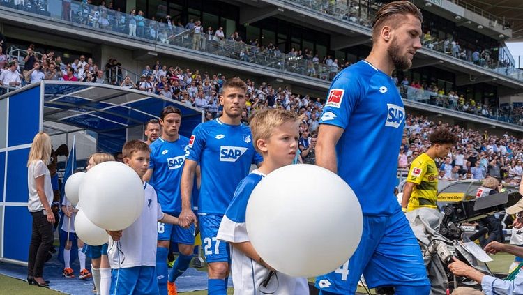 Player escort dalam pertandingan Bundesliga Jerman. Copyright: © TSG Hoffenheim