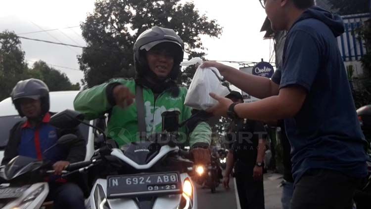 Arema FC dan Jurnalis malang bagi-bagi ratusan takjil di jalan. Copyright: © Ian Setiawan/INDOSPORT