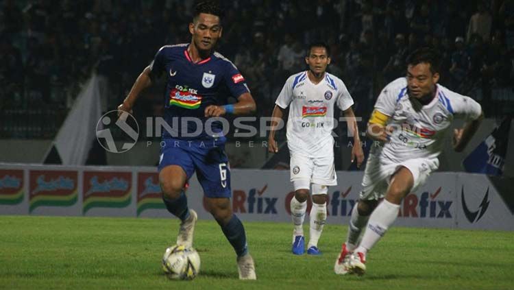 Pemain PSIS coba mempertahankan bola dari rebutan pemain Arema FC. Ronald Seger Prabowo/INDOSPORT Copyright: © Ronald Seger Prabowo/INDOSPORT.