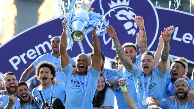 Selebrasi para pemain Manchester City saat mengangkat trofi juara Premier League 2018/19. Copyright: © Getty Images/Mike Hewitt