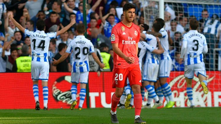 Pemain Real Madrid tertunduk lesu saat Pemain Sociedad mencetak gol (ANDER GILLENEA/AFP/Getty Images). Copyright: © ANDER GILLENEA/AFP/Getty Images