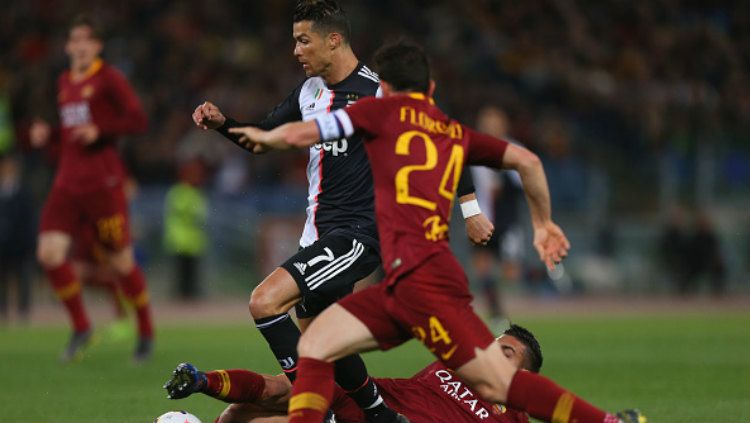 Crisitano Ronaldo coba dijegal oleh para pemain AS Roma. Copyright: © Paolo Bruno/Getty Images