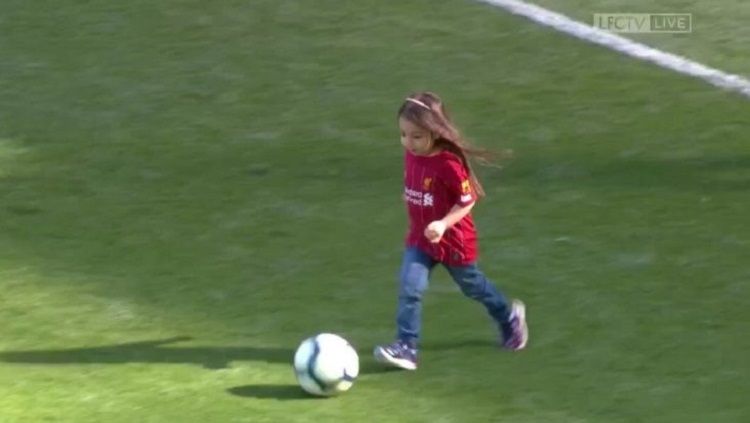Aksi Makka, putri Mohamed Salah, menggiring bola di Anfield usai laga Liverpool vs Wolves (13/05/19) Copyright: © LFCTV
