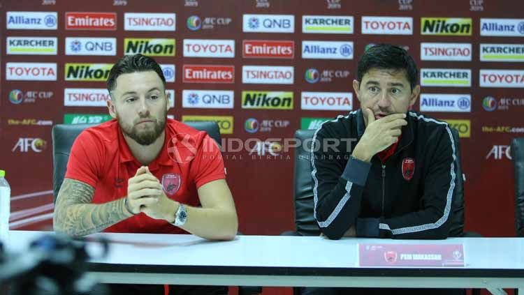Pelatih PSM Makassar, Darije Kalezic dan Marc Klok (merah). Copyright: © MO PSM Makassar