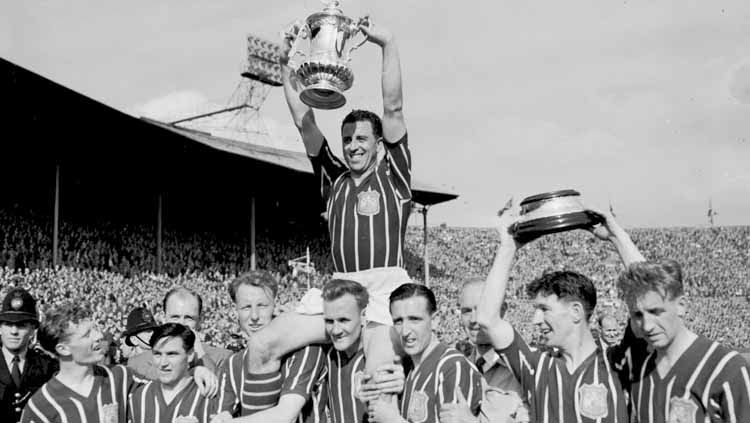 Manchester City saat juara Piala FA 1956 usai menundukan Birmingham 3-1.  Copyright: © Manchester City - Man City