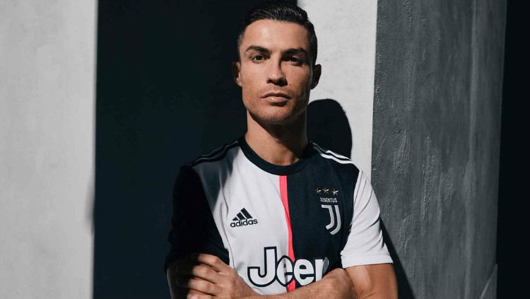 Cristiano Ronaldo menjadi model jersey terbaru Juventus. Copyright: © Twitter/Juventus