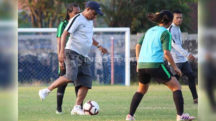 Rully Nere sebagai pelatih mengakui kekalahan anak asuhnya di pertandingan perdana cabor sepak bola putri SEA Games 2019 antara Timnas Indonesia Putri vs Vietnam, Jumat (29/11/19). Copyright: © Fitra Herdian/INDOSPORT