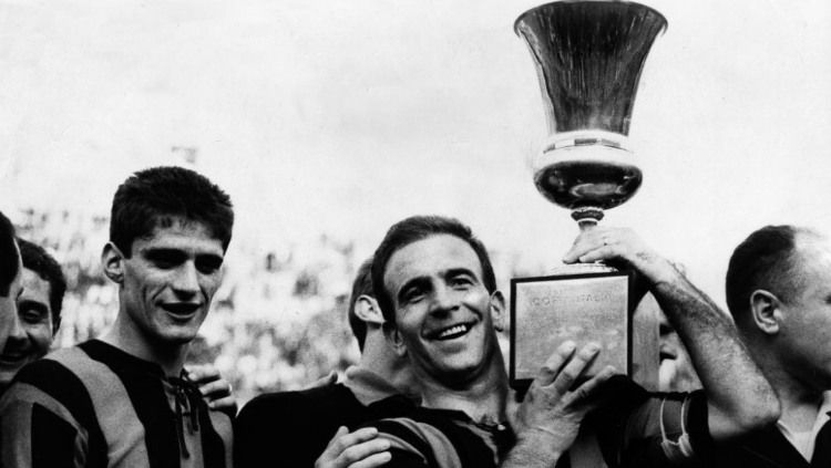 Kapten Atalanta, Piero Gardoni mengangkat trofi juara Coppa Italia 1962/63. (Foto: gentlemanultra.com) Copyright: © gentlemanultra.com