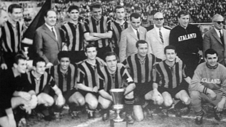 Skuat Atalanta saat merayakan kemenangan usai menjuarai Coppa Italia 1962/63. (Foto: Wikipedia) Copyright: © Wikipedia