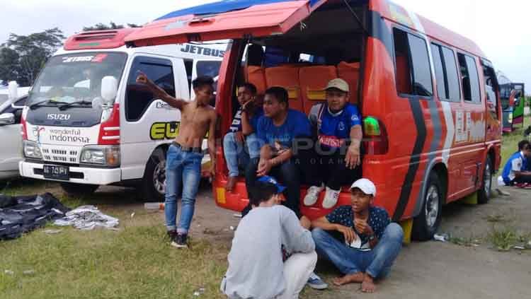 Aremania mulai padati Stadion Maguwoharjo. Copyright: © Ronald Seger Prabowo/INDOSPORT