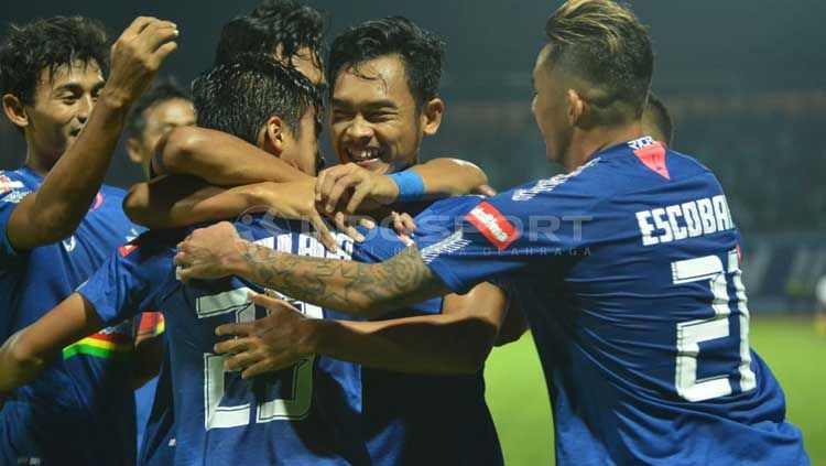 Aksi selebrasi pemain klub Liga 1 2019, PSIS Semarang. Copyright: © Ronald Seger Prabowo/INDOSPORT