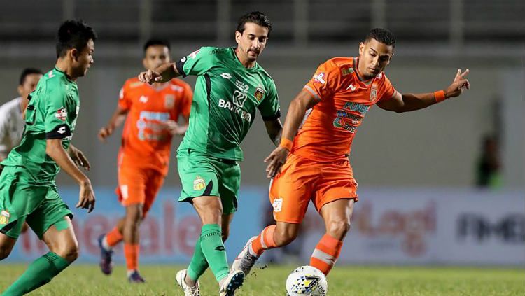 Dua pemain Bhayangkara FC berusaha merebut bola dari kaki pemain Borneo FC. Copyright: © liga-indonesia.id