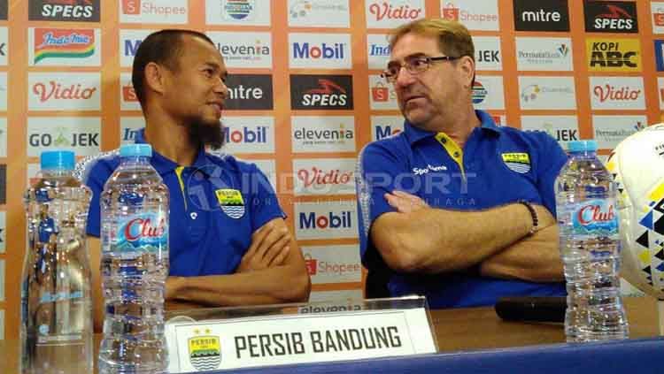 Pelatih Persib, Robert Rene Alberts ditemani pemainnya Supardi Nasir (kiri) saat konferensi pers di 1933 Dapur & Kopi, Jalan Sulanjana, Kota Bandung, Jumat (17/05/2019). Copyright: © Arif Rahman/INDOSPORT