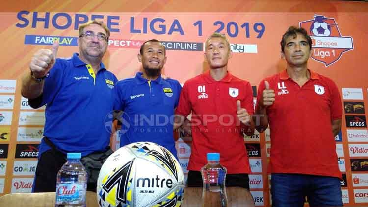 Pelatih Persib, Robert Rene Alberts dan Supardi Nasir berfoto bersama pelatih Persipura Jayapura, Luciano Leandro dan Oh In-Kyun saat konferensi pers di 1933 Dapur & Kopi, Jalan Sulanjana, Kota Bandung, Jumat (17/5/19). Copyright: © Arif Rahman/INDOSPORT