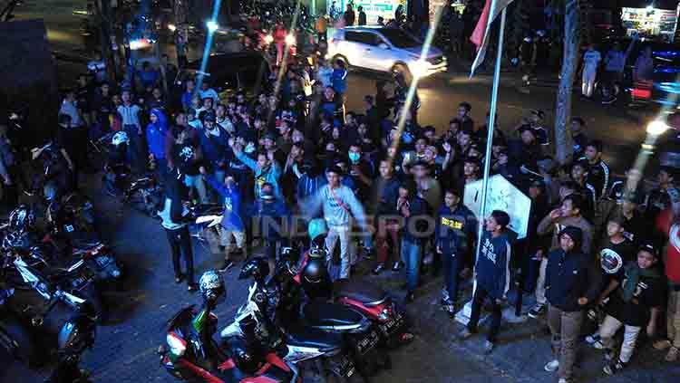 Sekitar 100 orang Bobotoh menggelar aksi di depan Graha Persib, Jalan Sulanjana, Kota Bandung, Jumat (17/05/2019). Copyright: © Arif Rahman/INDOSPORT
