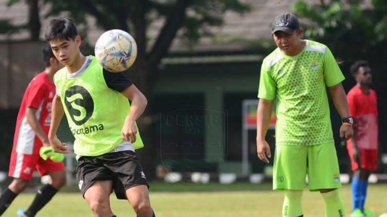 Pemain jebolan Inggris Gary Tannert mengadu nasib di Persib Bandung. Copyright: © Persib