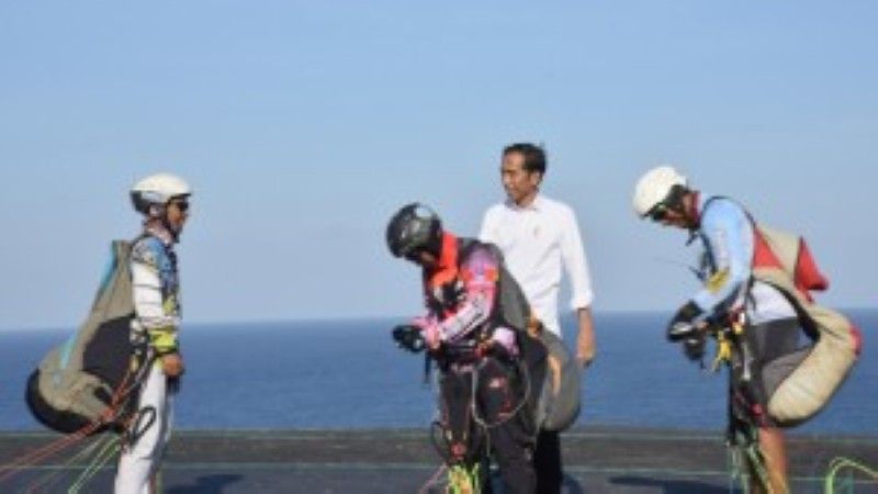 Jokowi bersama atlet paralayang. Foto: Sekretariat Kabinet Copyright: © OJI/Humas