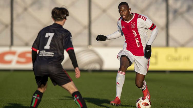 Pemain muda Ajax Amsterdam bernama Jawa, Neraysho Kasanwirjo. Copyright: © ajax.nl