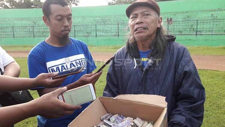 Mbah Singo, maskot Arema FC ikut membantu penggalangan dana Copyright: © Ian Setiawan/INDOSPORT