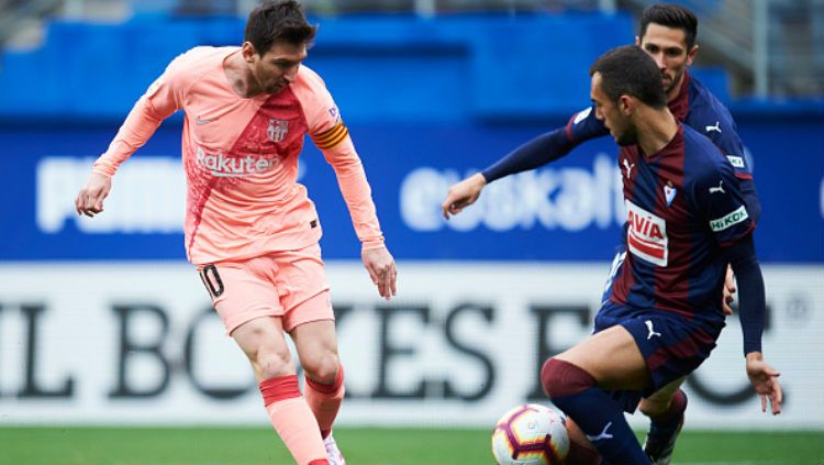 Lionel Messi coba merebut bola dari pemain Eibar. Copyright: © Juan Manuel Serrano Arce/Getty Images