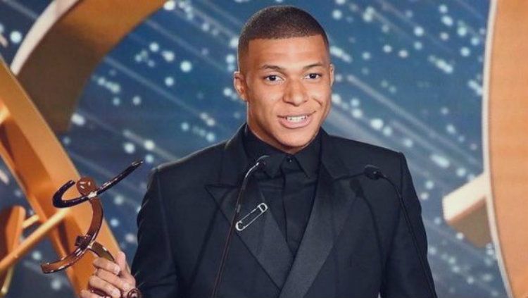 Kylian Mbappe dapat penghargaan Ligue 1 Player of the Year. Copyright: © Twitter/talkSPORT