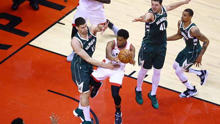 Duel pemain Toronto Raptors dan Milwaukee Bucks. Copyright: © Vaughn Ridley/Getty Images
