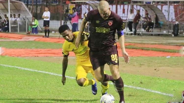 Wiljan Pluim mengontrol bola dari pemain Semen Padang. Copyright: © psm_update