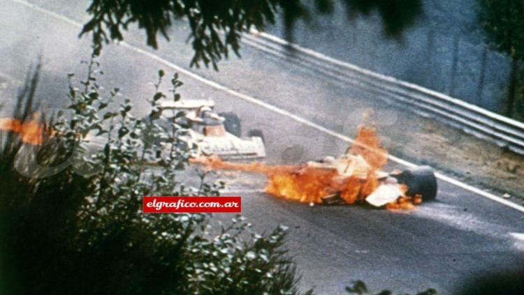 Legenda balap Formula 1 (F1) Niki Lauda pernah mengalami kecelakaan yanh nyaris merenggut nyawanya di GP Jerman pada 1976 silam. Copyright: © wikipedia