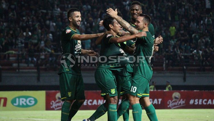 Selebrasi pemain Persebaya pasca gol Misbakus ke gawang Kalteng Putra, Selasa (21/05/19). Copyright: © Fitra Herdian/INDOSPORT