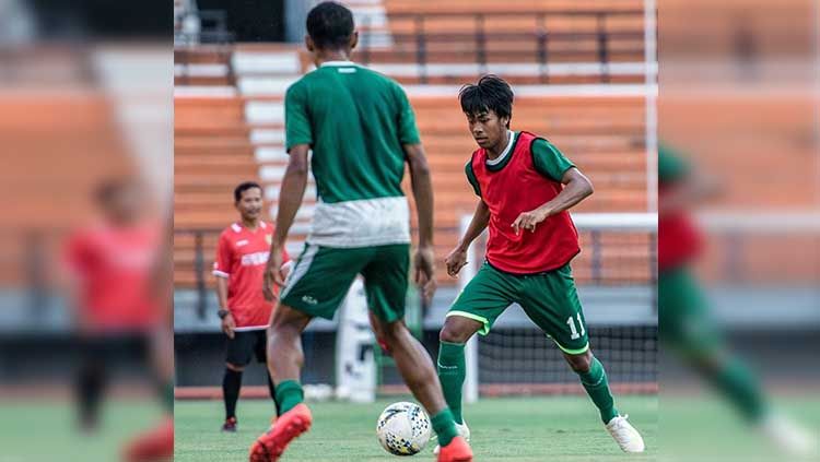 M Supriadi saat berlatih bersama tim seniora Persebaya Surabaya di Stadion Gelora Bung Tomo. Copyright: © officialpersebaya