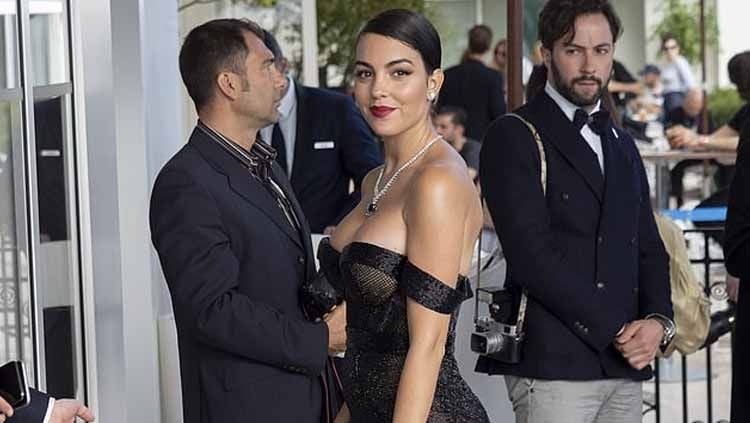 Kekasih Ronaldo, Georgina Rodriguez mengenakan gaun hitam saat menghadiri acara film Hollywood. Copyright: © GC Images