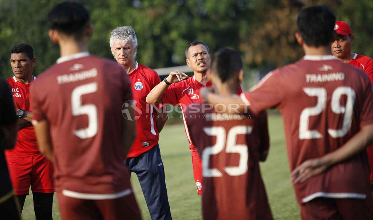 Pelatih Ivan Kolev dan asistennya Mustaqim membriefing para pemain Persija sebelum melakukan latihan di Lapangan PSAU TNI Halim Perdanakusuma, Jakarta, Rabu (22/05/19). Foto: Herry Ibrahim/INDOSPORT Copyright: © Herry Ibrahim/INDOSPORT