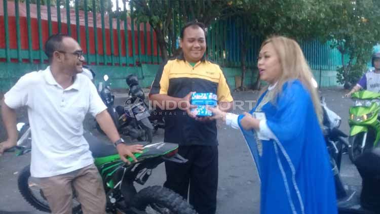 Sang istri, Eva Nurida Siregar bersama puluhan Brajamolek (sebutan untuk suporter perempuan PSIM Yogyakarta) membagikan sekitar 300 takjil, Rabu (22/05/19). Foto: Ronald Seger Prabowo/INDOSPORT Copyright: &copy; Ronald Seger Prabowo/INDOSPORT