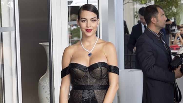 Kekasih Ronaldo, Georgina Rodriguez mengenakan gaun hitam saat menghadiri acara film Hollywood. Foto: GC Images Copyright: © GC Images