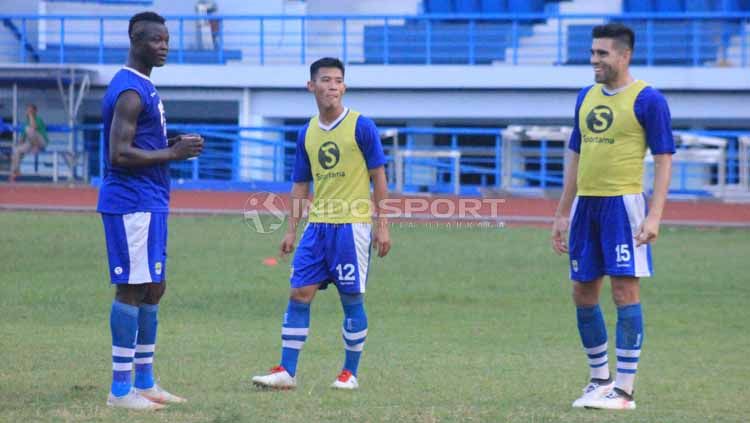 Fabiano Beltrame (kanan) berlatih dengan tim Persib Bandung di Stadion SPOrT Jabar, Arcamanik, Kota Bandung, Rabu (22/05/2019). Foto: Arif Rahman/INDOSPORT Copyright: © Arif Rahman/INDOSPORT