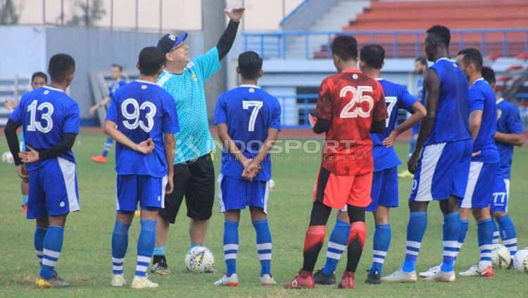 Pelatih Persib, Robert Rene Alberts memberikan instruksi kepada pemainnya saat berlatih di Stadion SPOrT Jabar, Arcamanik, Kota Bandung. Foto: Arif Rahman/INDOSPORT. Copyright: © Arif Rahman/INDOSPORT