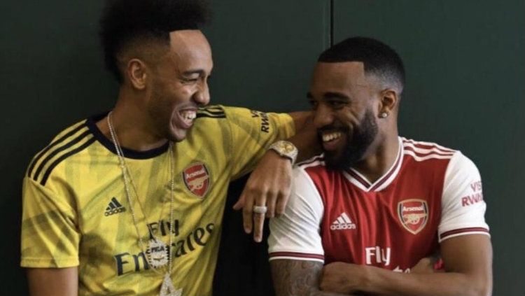 Pierre-Emerick Aubameyang dan Alexandre Lacazette jadi model bocoran jersey Arsenal terbaru. Copyright: © Twitter/Squawka