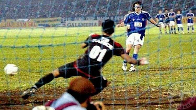 Patricio Jimenez, bek legendaris Persib Bandung yang pernah mencetak gol penalti dengan mata tertutup. Copyright: © gladiatorpersibblog.wordpress.com