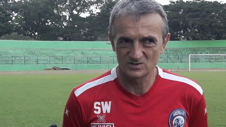 Pelatih Arema FC, Milomir Seslija merencanakan pemusatan latihan singkat sebelum laga melawan PSM Makassar. Copyright: © ian Setiawan/INDOSPORT