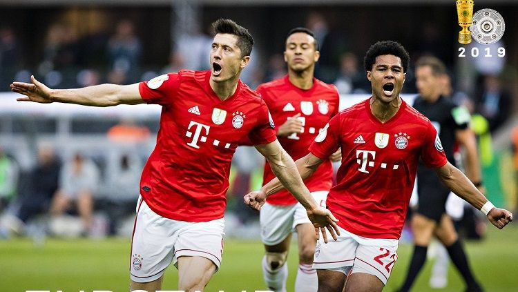 Skuat Bayern Munchen merayakan gol yang dicetak ke gawang Leipzig dalam final DFB-Pokal 2018/19, Minggu (26/05/19) dini hari WIB. Copyright: © Twitter @FCBayern