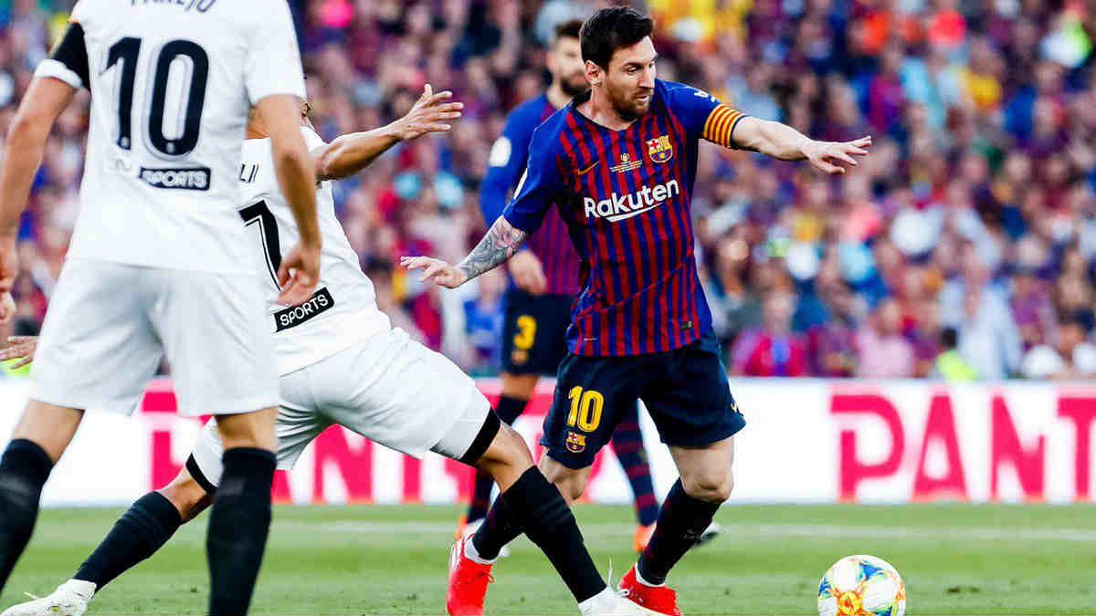 Aksi Lionel Messi di final Copa del Rey 2018/19 Barcelona vs Valencia, Minggu (26/5/19). Copyright: © twitter.com/FCBarcelona_es
