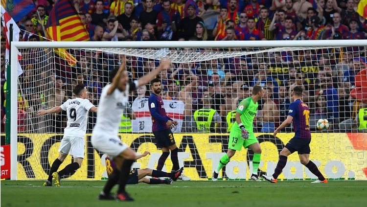 Valencia merayakan gol ke gawang Barcelona dalam laga final Copa del Rey, Minggu (26/05/19) dini hari WIB. Copyright: © @MirrorFootball