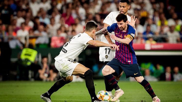 Lionel Messi tengah dikurung pemain Valencia dalam laga final Copa del Rey, Minggu (26/05/19) dini hari WIB. Copyright: © Twitter @FCBarcelona