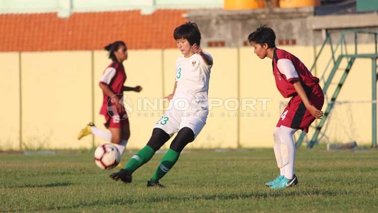 Pertandingan uji coba Timnas Putri Indonesia di Lapangan Jenggolo, Sidoarjo. Copyright: © Fitra Herdian/INDOSPORT