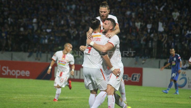 Ryuji Utomo bersama rekan-rekannya berselebrasi merayakan gol yang dicetaknya pada laga kedua Liga 1 2019, Minggu (26/05/2019). Copyright: © Ronald Seger/INDOSPORT