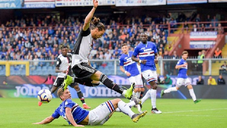 Pemain Juventus, Martin Caceres, berusaha menghindari tekel yang dilakukan oleh pemain Sampdoria. Daniele Badolato/Getty Images. Copyright: © Daniele Badolato/Getty Images