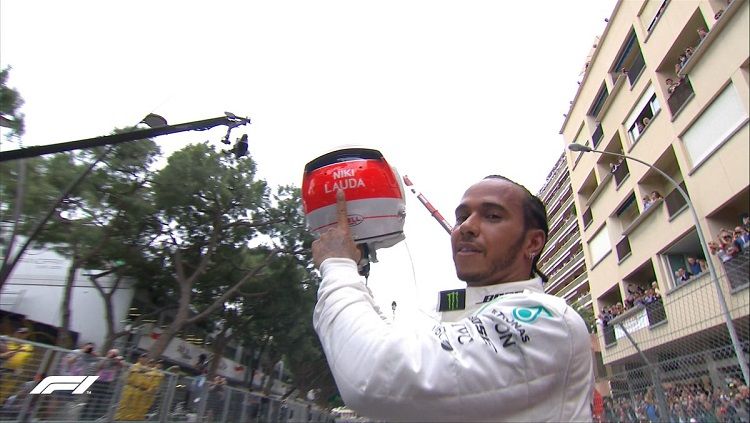 Lewis Hamilton merayakan kemenangan di GP F1 Monaco, Minggu (26/05/19). Copyright: © Twitter @F1