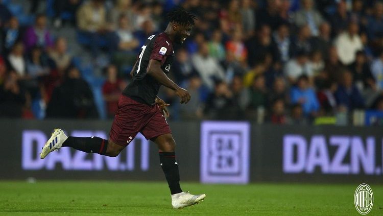 Arsenal dan Tottenham Hotspur bersaing memperebutkan Franck Kessie setelah AC Milan memasang harga untuk gelandang andalannya itu. Copyright: © Twitter @acmilan